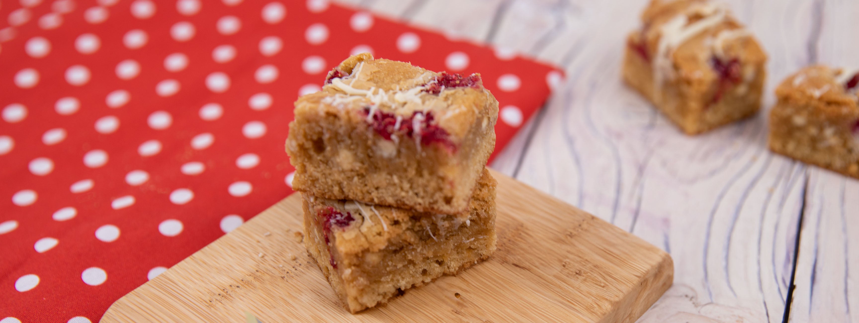 Best White Chocolate & Raspberry Blondie Recipe | Nestlé Confectionery
