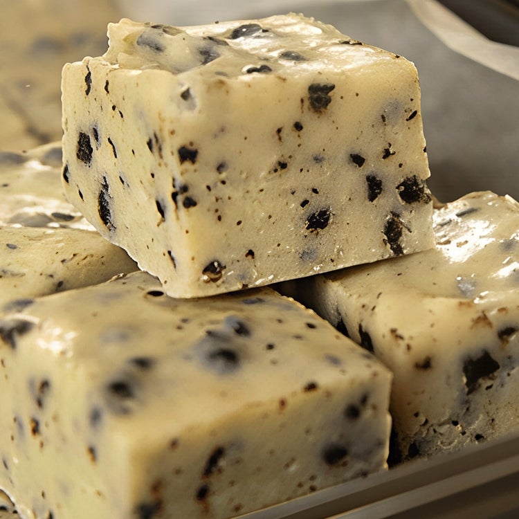 Milkybar® Cookies and Cream Fudge - Mobile