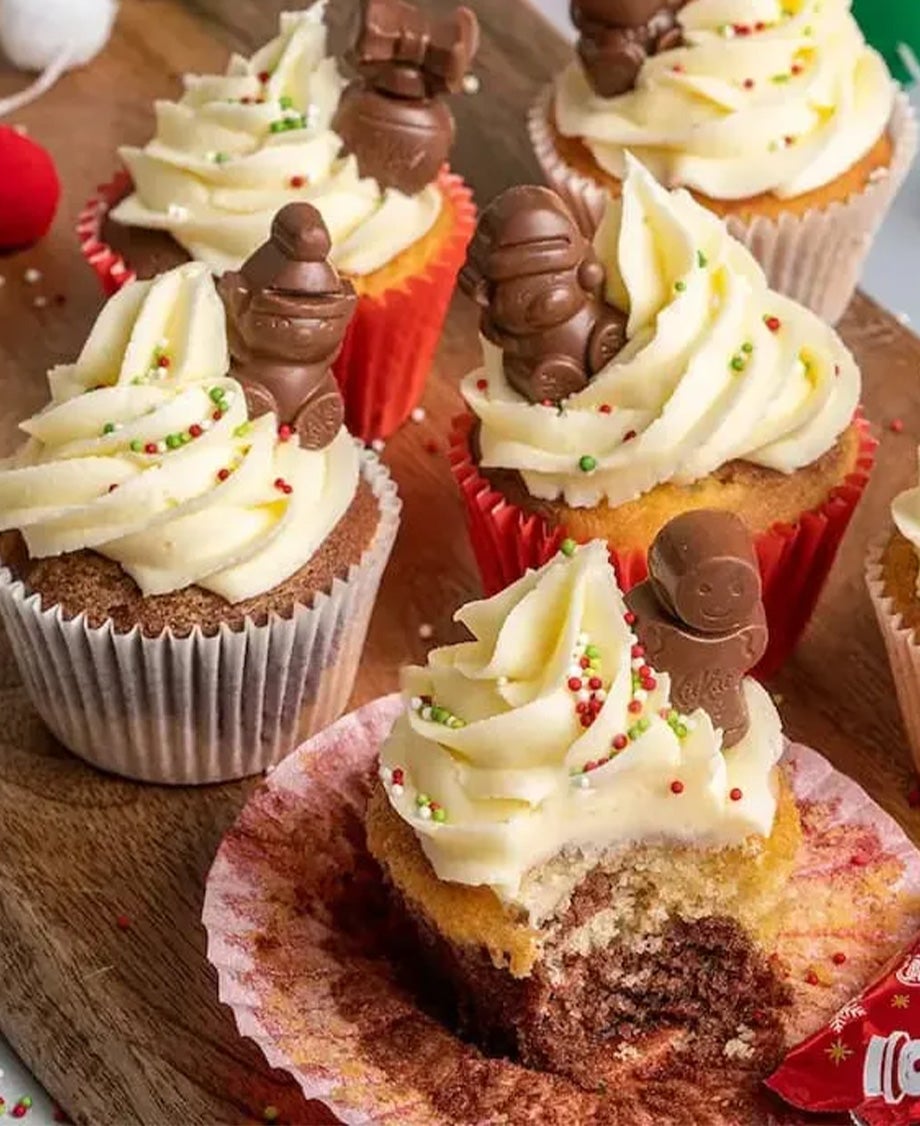Chocolate and vanilla marbled cupcakes decorated with vanille buttercream, sprinkles and a KitKat Festive Friends chocolate f