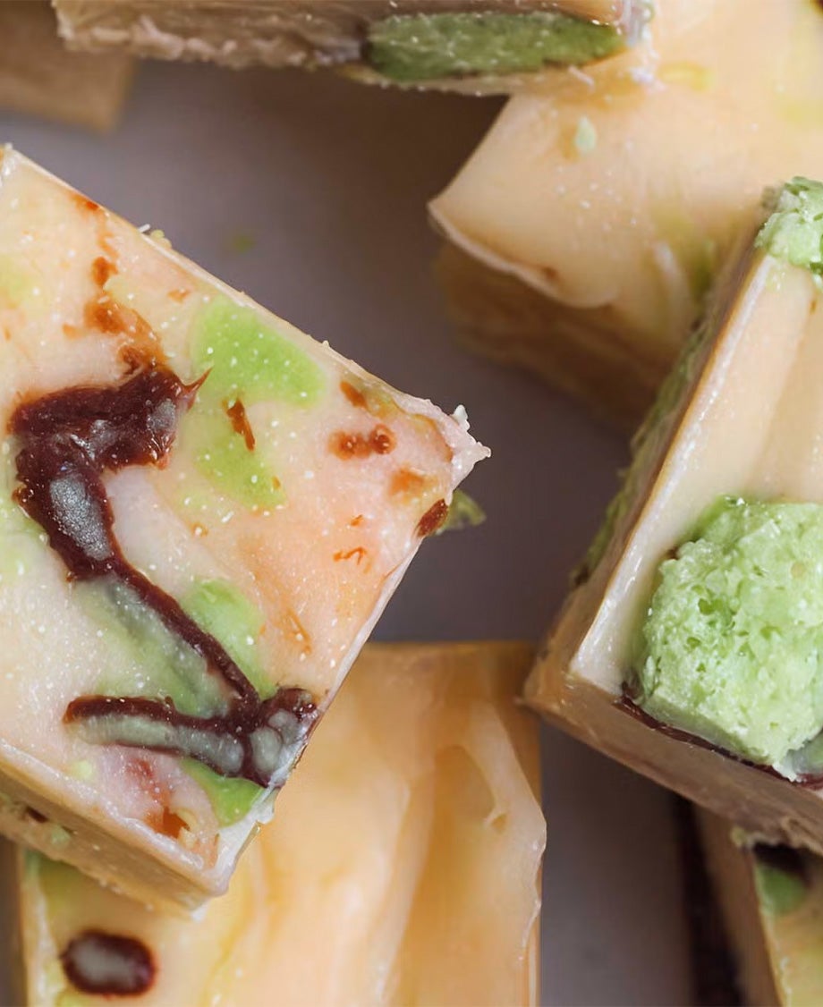 Creamy white chocolate fudge marbled with milk chocolate and Aero Peppermint Bubbles 