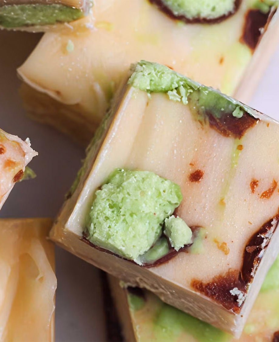 Cream-coloured white chocolate and mint fudge made with chunks of Aero Peppermint